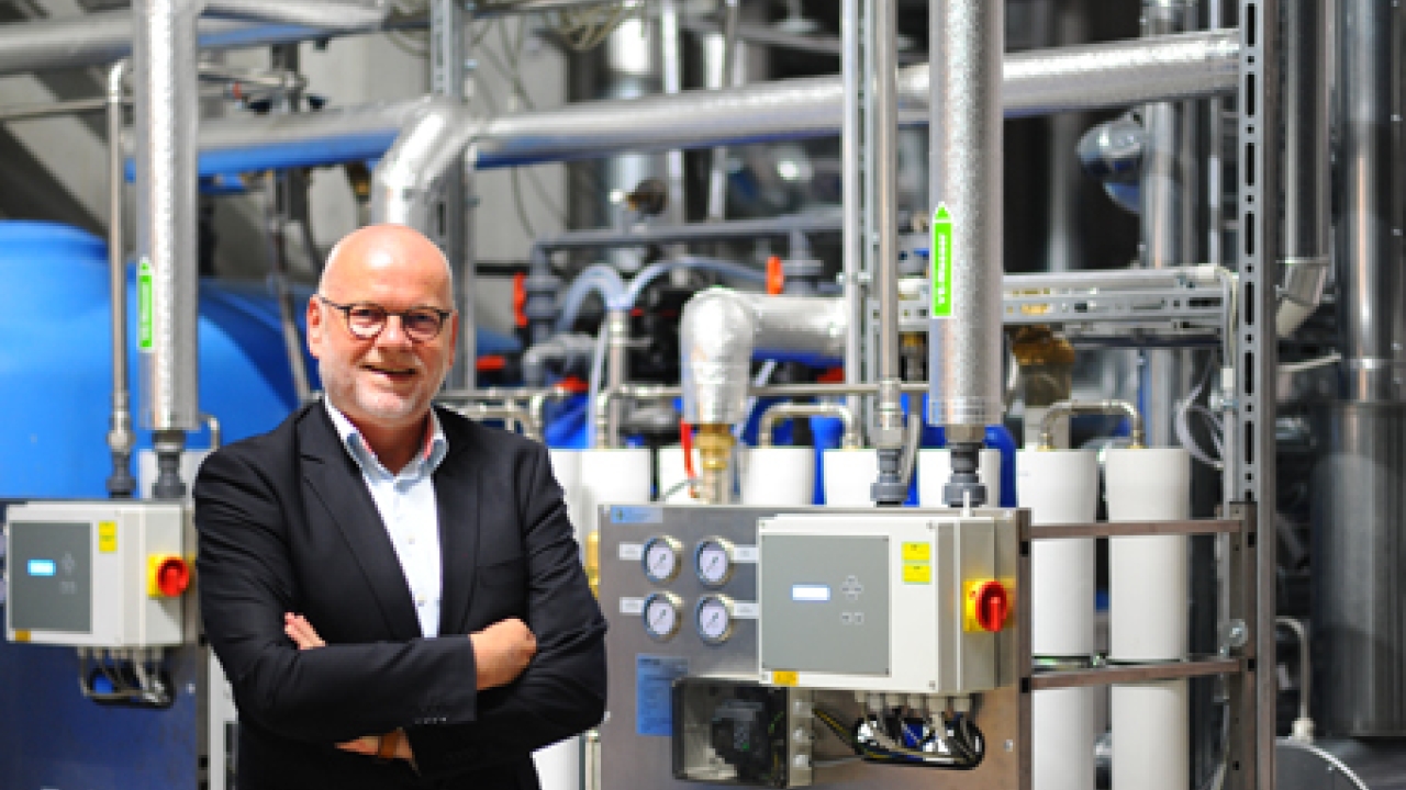 Dr. Thomas Baumgärtner in front of the new decentralised steam generation plant