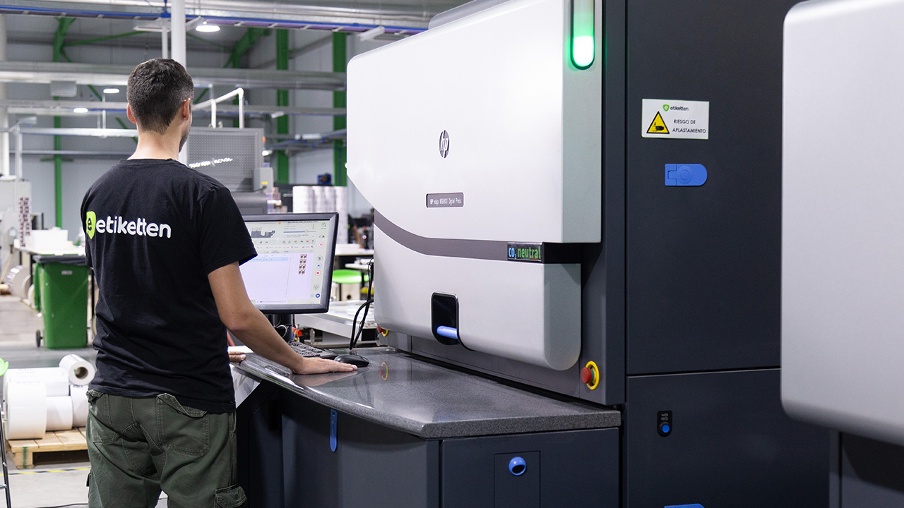 Etiketten runs three HP Indigo 6800 digital presses