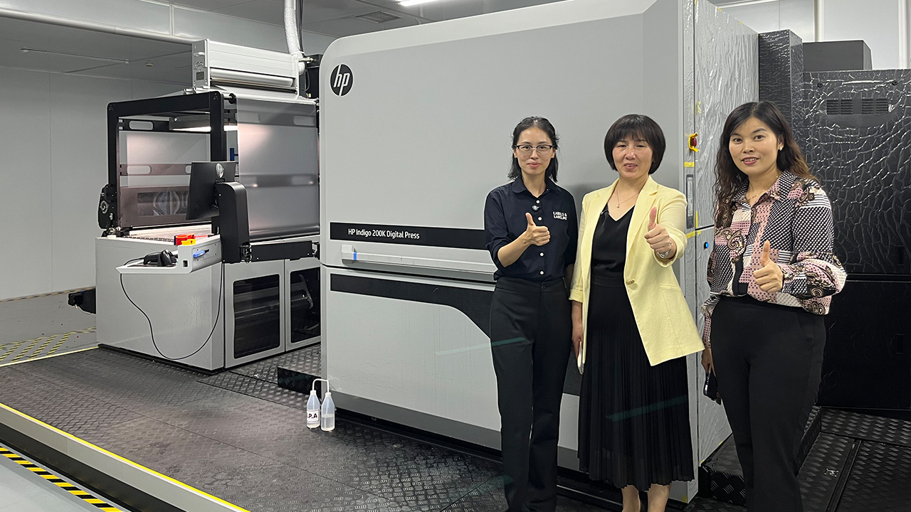 Yolanda Wang, Honggan Packaging owner Chen Weifgang and Jenny Wang from Labelexpo in front of the HP Indigo 200K press