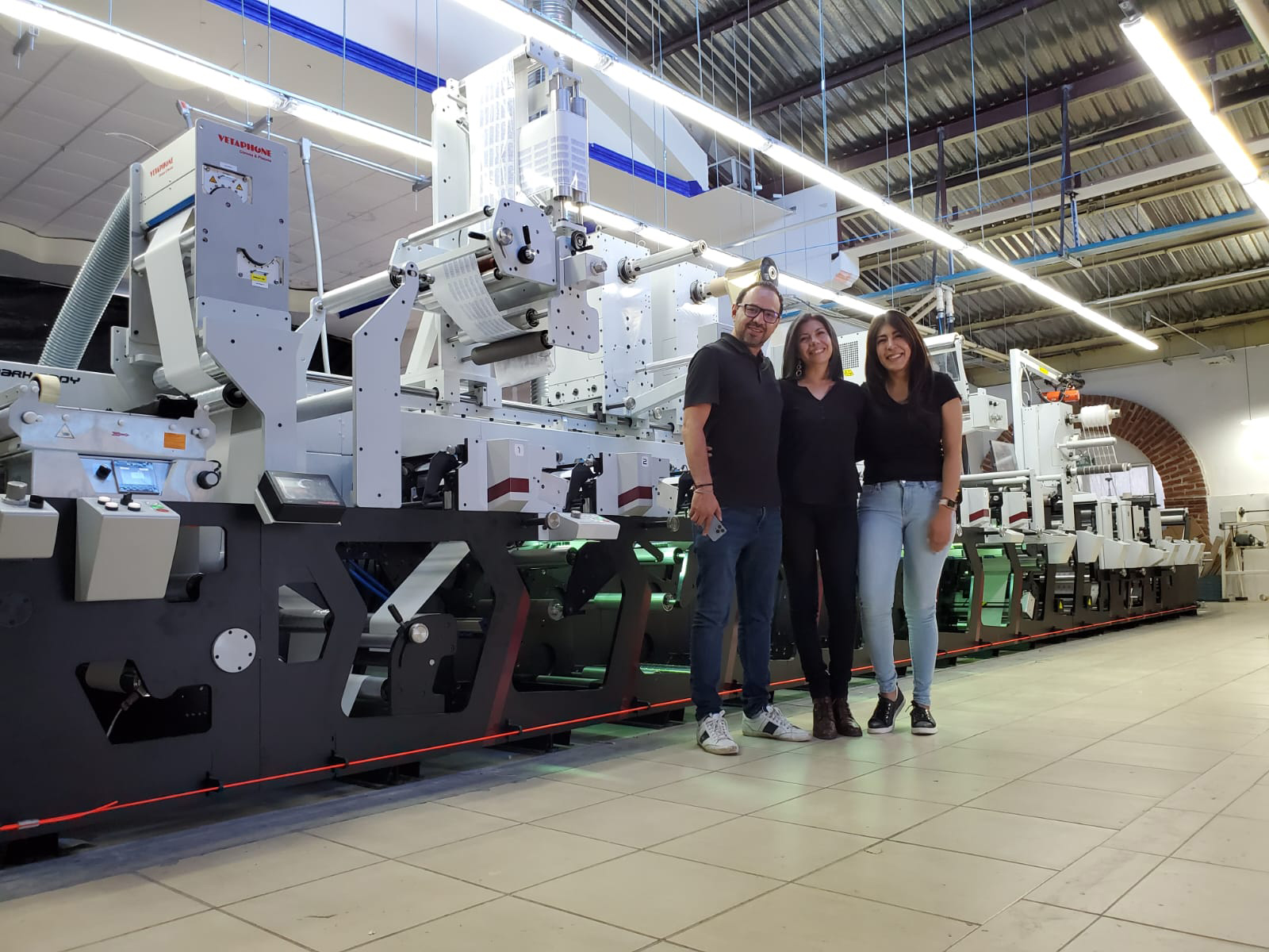 Sama Etiquetas’ founders with one of the Mark Andy Evolution Series presses