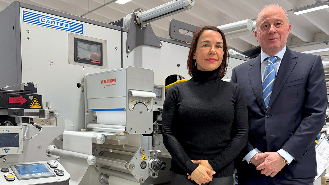 Enrica Lodi and Giuseppe Rossi in front of a Cartes machine