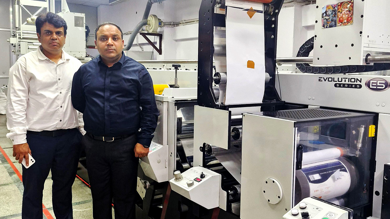 Vikram Singla and Vidit Singla, directors of Ravi Print Pack with the new Mark Andy Evolution Series E5.