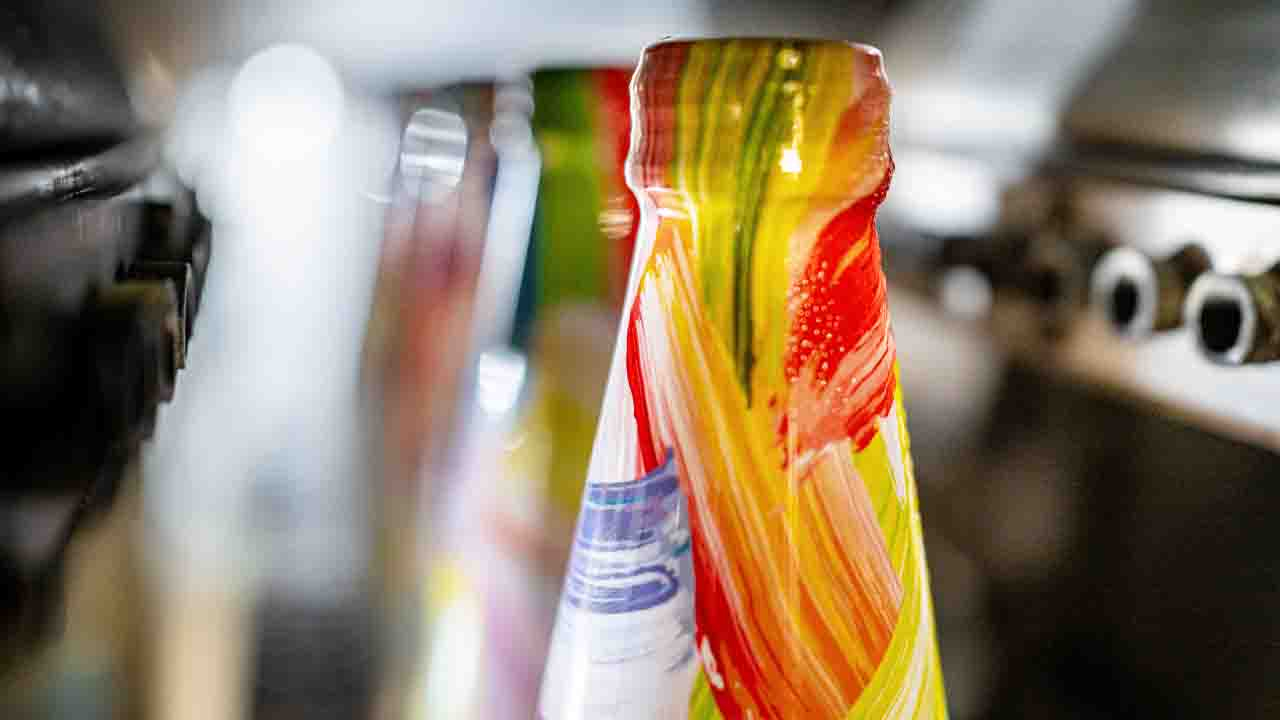 Masterpress, in collaboration with Magnomer and ink suppliers, has developed retentive and magnetizable inks for shrink sleeves