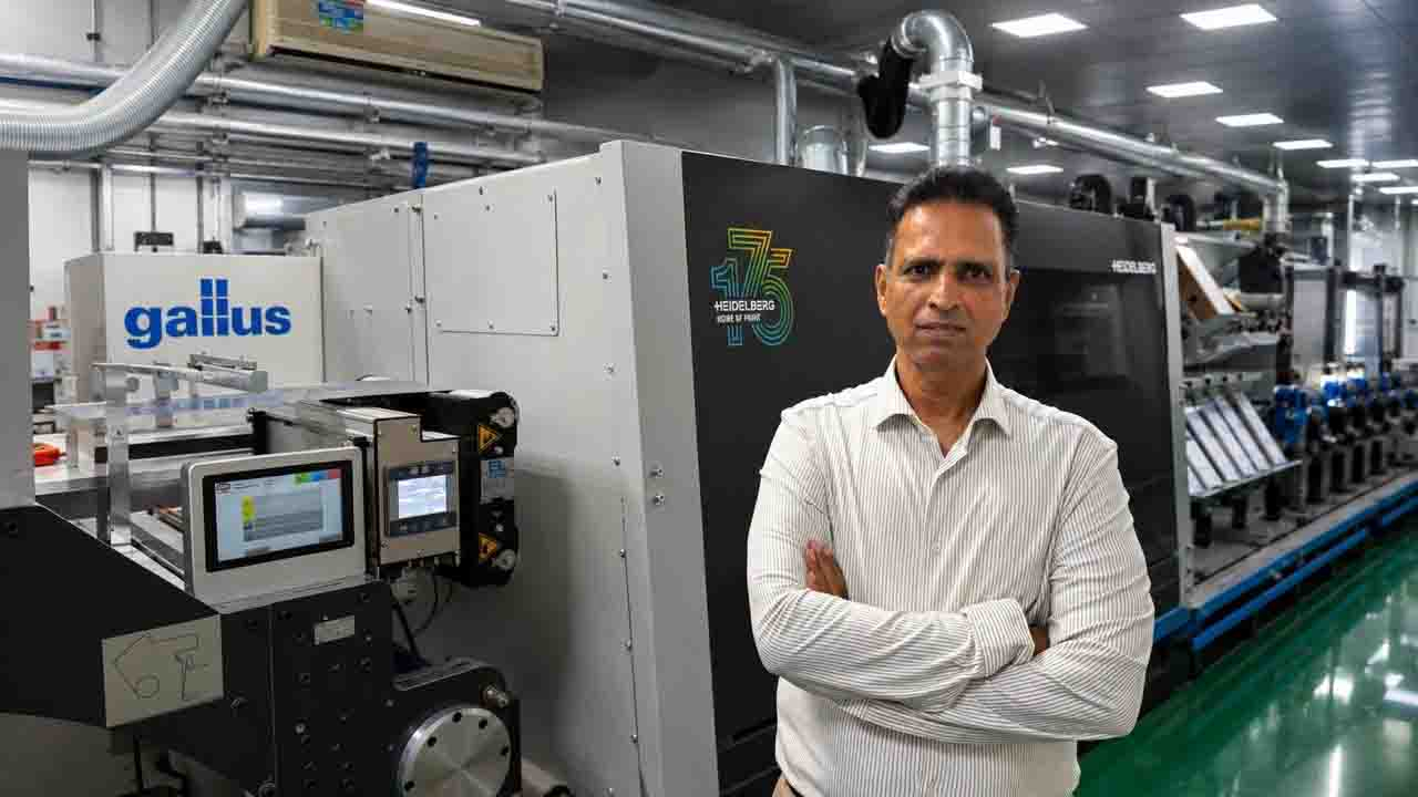 Sayed Shamsuddin with his Gallus One digital press.