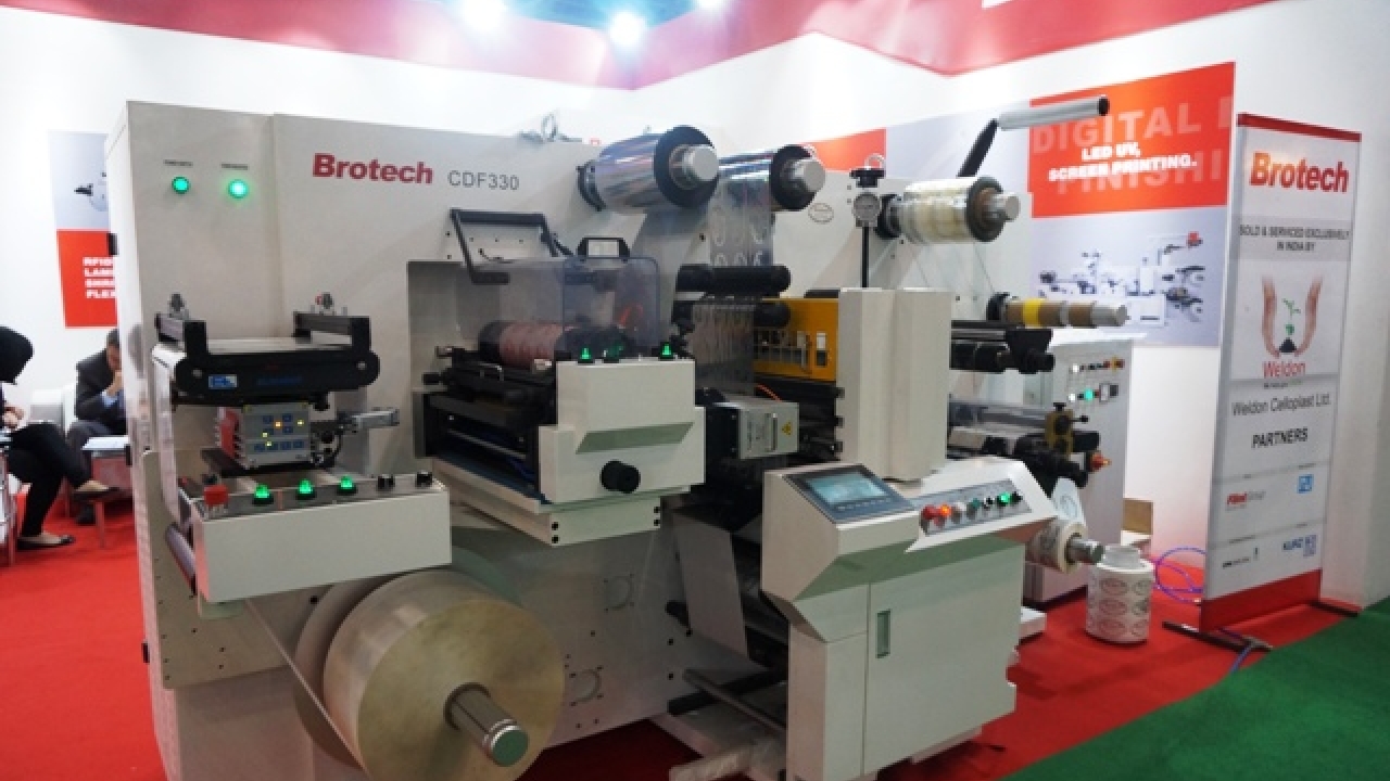At Labelexpo India 2016, a CDF 330 is demonstrating the functions of flexo, semi-rotary die-cutting, slitting and conveyor stacking on one compact non modular system