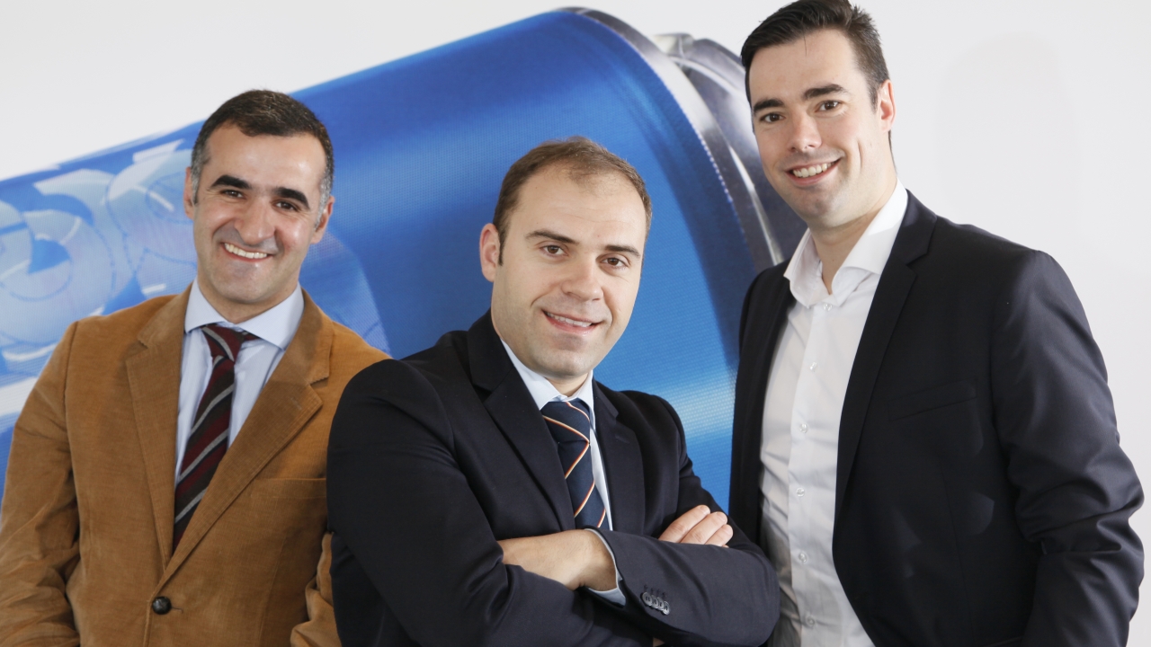 Luís Lacerda Zamith (left), marketing and business unit director, and Vasco Oliveir (center), business development manager, from Ruy de Lacerda, with Bart van Kempen  (right), areas sales manager at SPGPrints