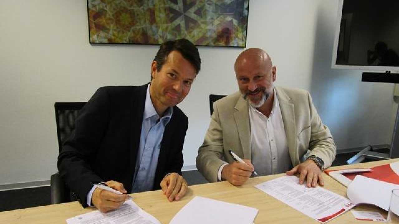 Aakon Schüssel and Viktor Rozdobudko of West-East Meat Groupsigning the contract