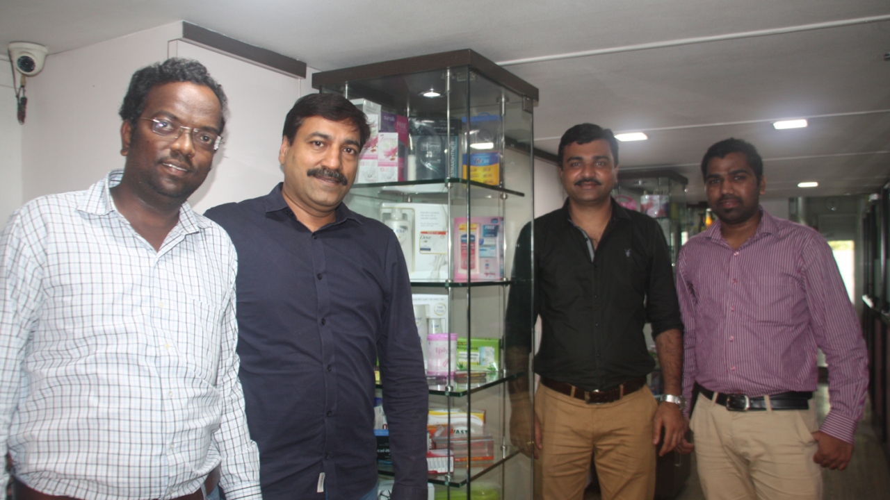 (L-R): Vijay Dhamne, Rahul Gupta and other team members from the prepress and marketing team of Globe Print n Pack