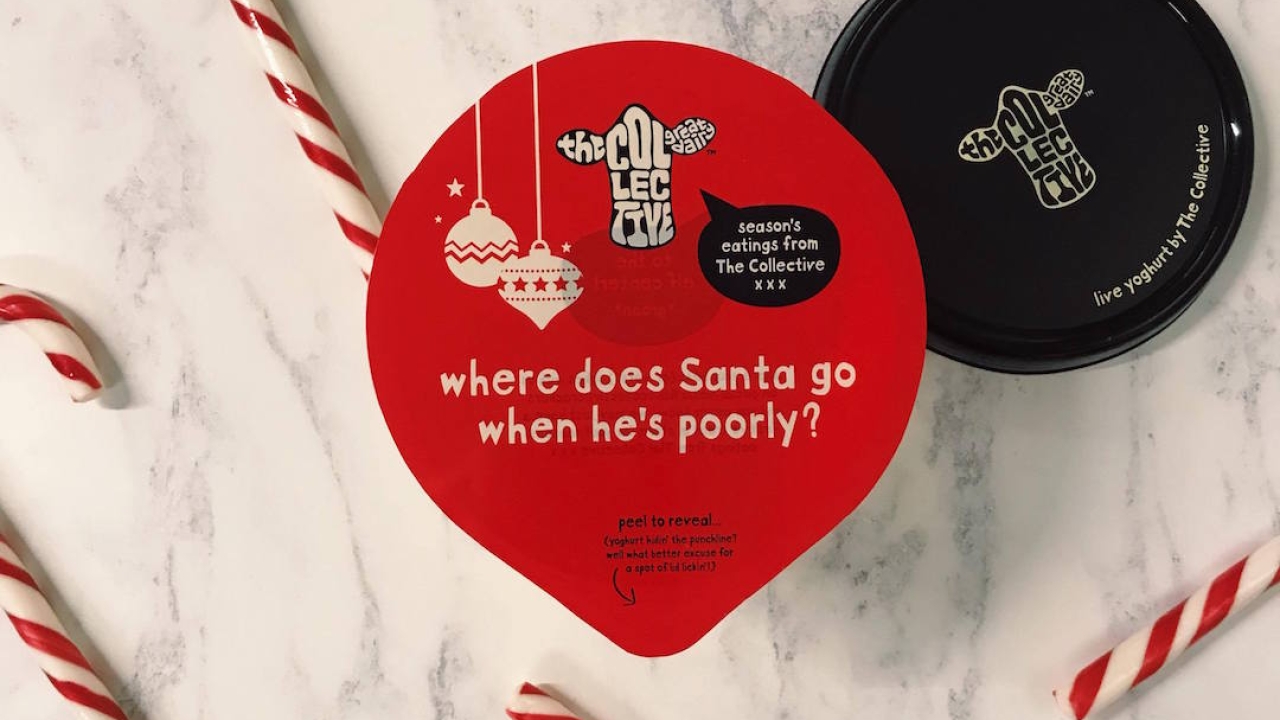 Nine different designs of the 7-color printed polyester lids have been produced, each one featuring a Christmas joke with the punchline revealed upon opening