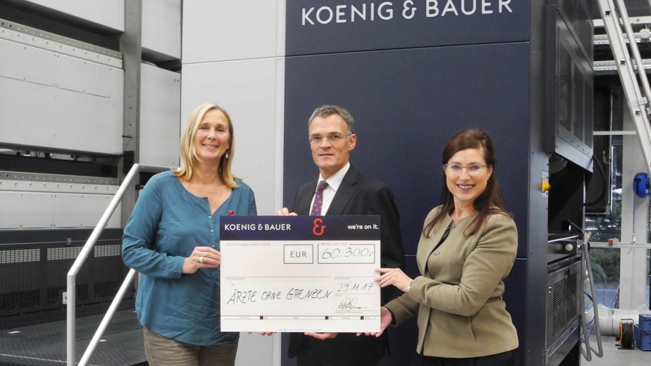 Carmen Heeg (left) a Doctors Without Borders volunteer, accepts the symbolic donation cheque from KBA’s Claus Bolza-Schünemann (center) and Dagmar Ringel (right)