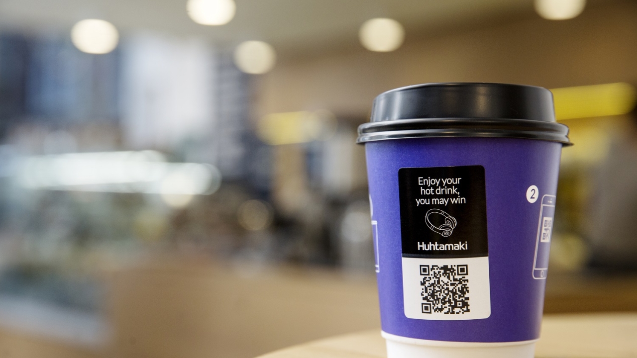 When a hot drink is poured into the Adtone cup, the heat activates the thermochromic printing on the label, revealing the unique QR code