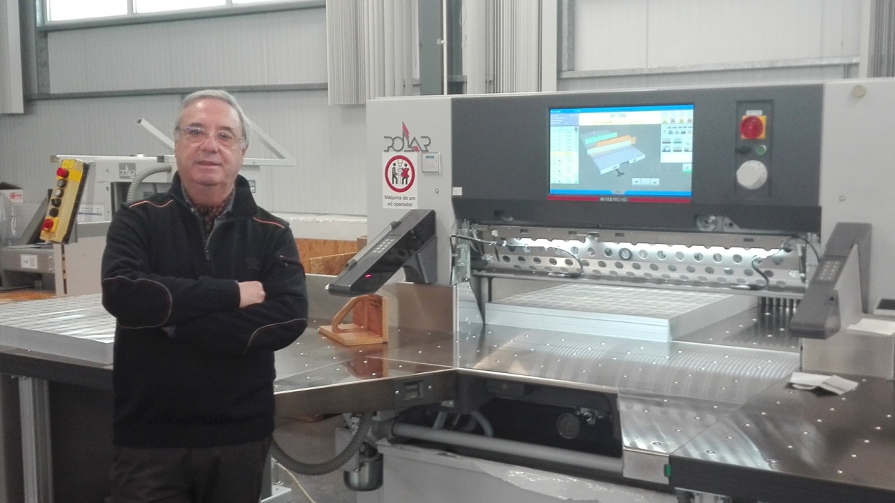 Gráfica Calipolense's latest Polar guillotine is equipped with special label options and is running next to three other Polar machines Gráfica Calipolense's latest Polar guillotine is equipped with special label options and is running next to three other Polar machines