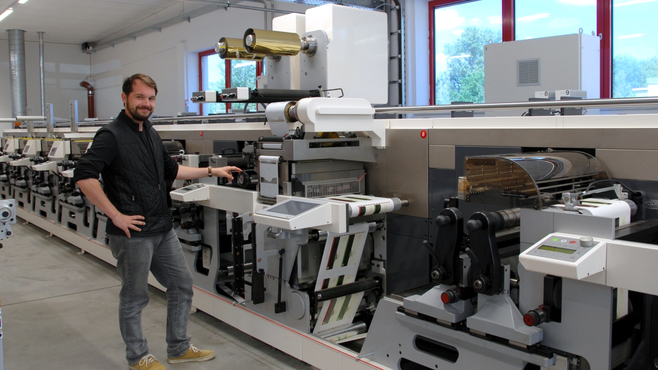 Maximilian Ellerhold, Ellerhold Group director of production and technology, with the Nilpeter MO-4 in Zirndorf Maximilian Ellerhold, Ellerhold Group director of production and technology, with the Nilpeter MO-4 in Zirndorf