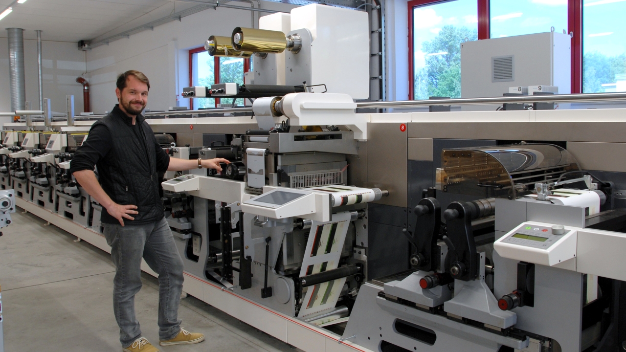 Maximilian Ellerhold, Ellerhold Group director of production and technology, with the Nilpeter MO-4 in Zirndorf