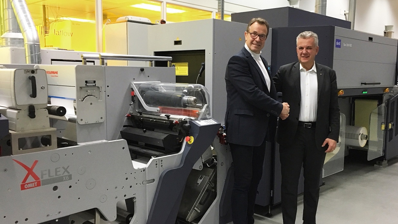 Durst's Helmuth Munter (left) and Omet's Marco Calcagni (right) in from of XJet Durst's Helmuth Munter (left) and Omet's Marco Calcagni (right) in from of XJet