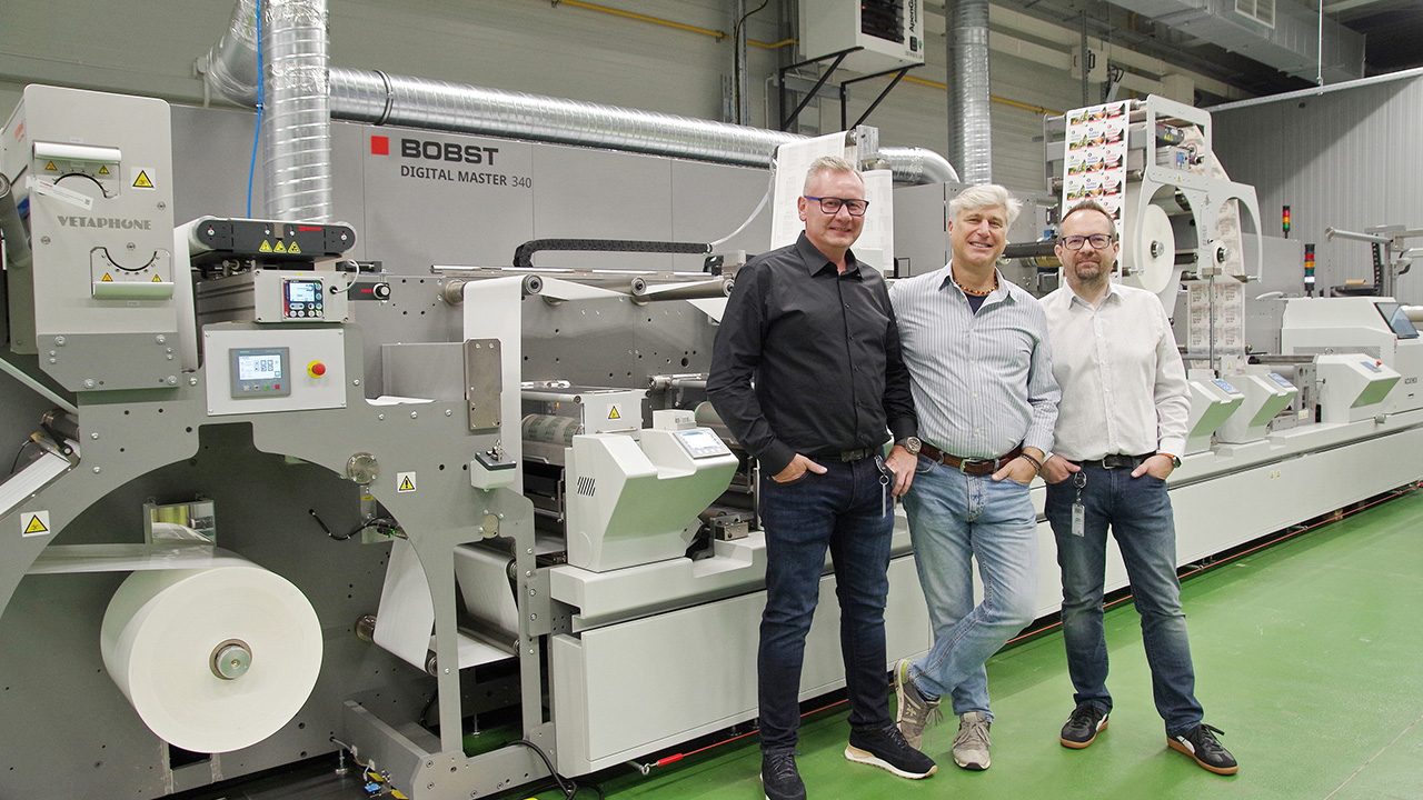 L-R: Tomasz Woźniczko, owner of Tomex; Leszek Trzaskowski, sales representative of Rotary; Andrzej Cer, production manager at Tomex.