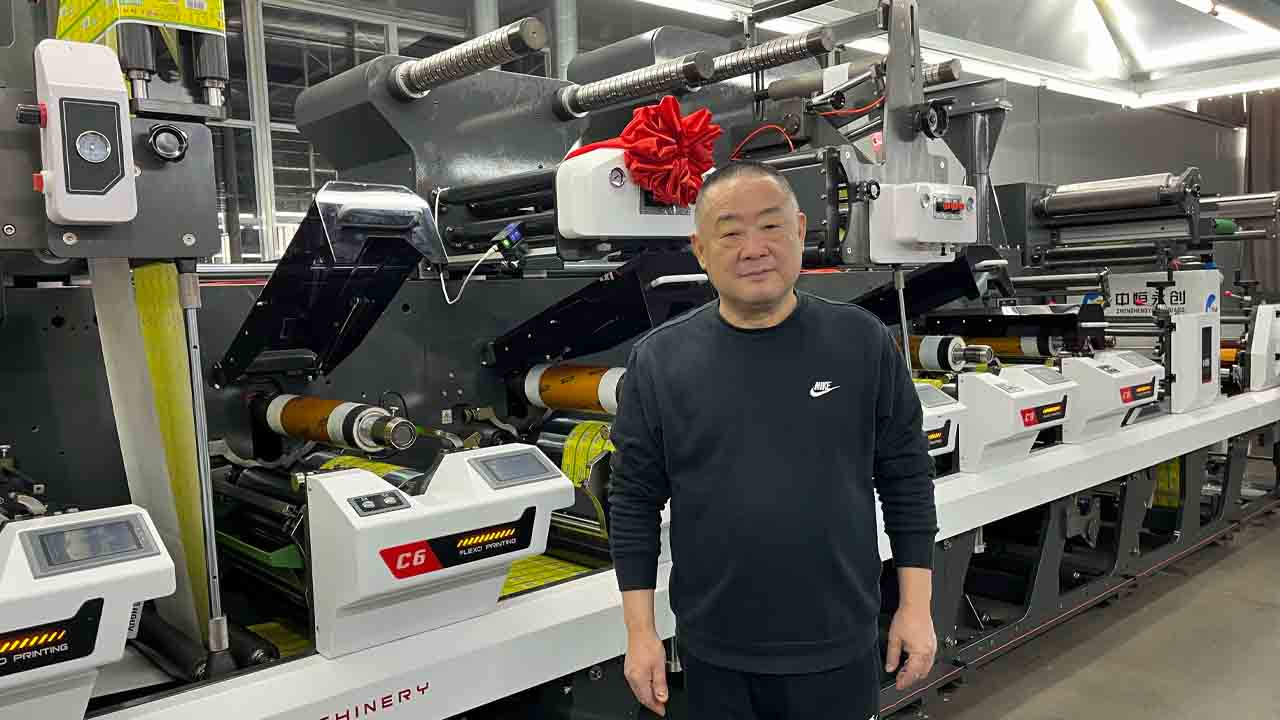 Jiang Herun, the founder and chairman of Kaidun Printing with Hongsheng SFLEX 450B press.