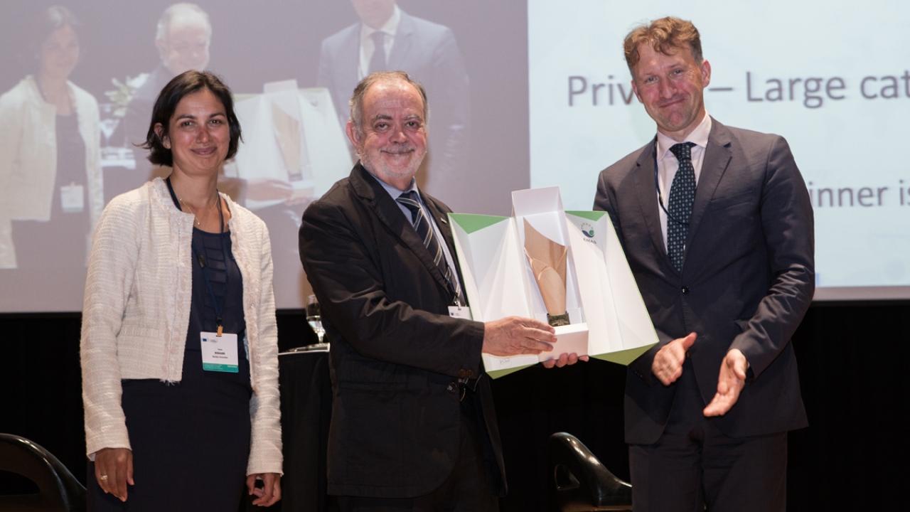 Comexi president Manel Xifra collected the EMAS award during the recent European Forum on Eco-Innovation