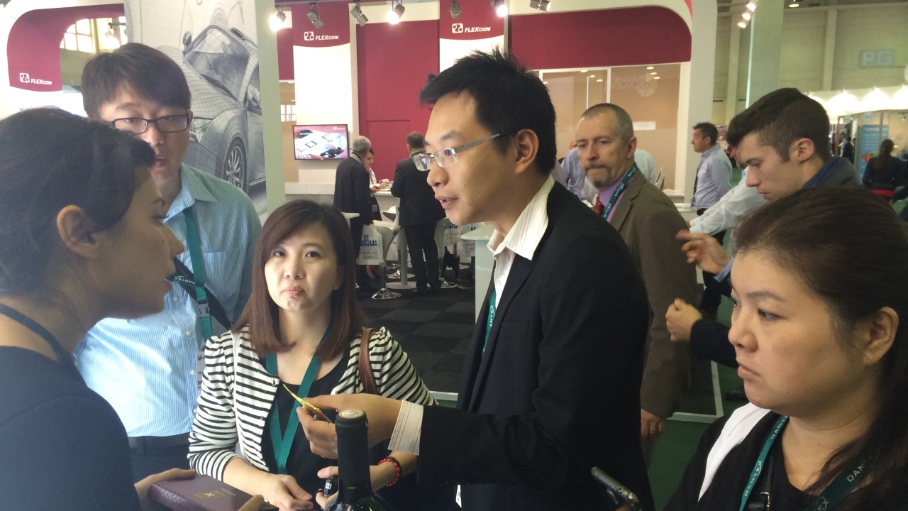  Farvash Razavi of Rolling Optics explains the capabilities of micro optical security films to Taiwanese visitors