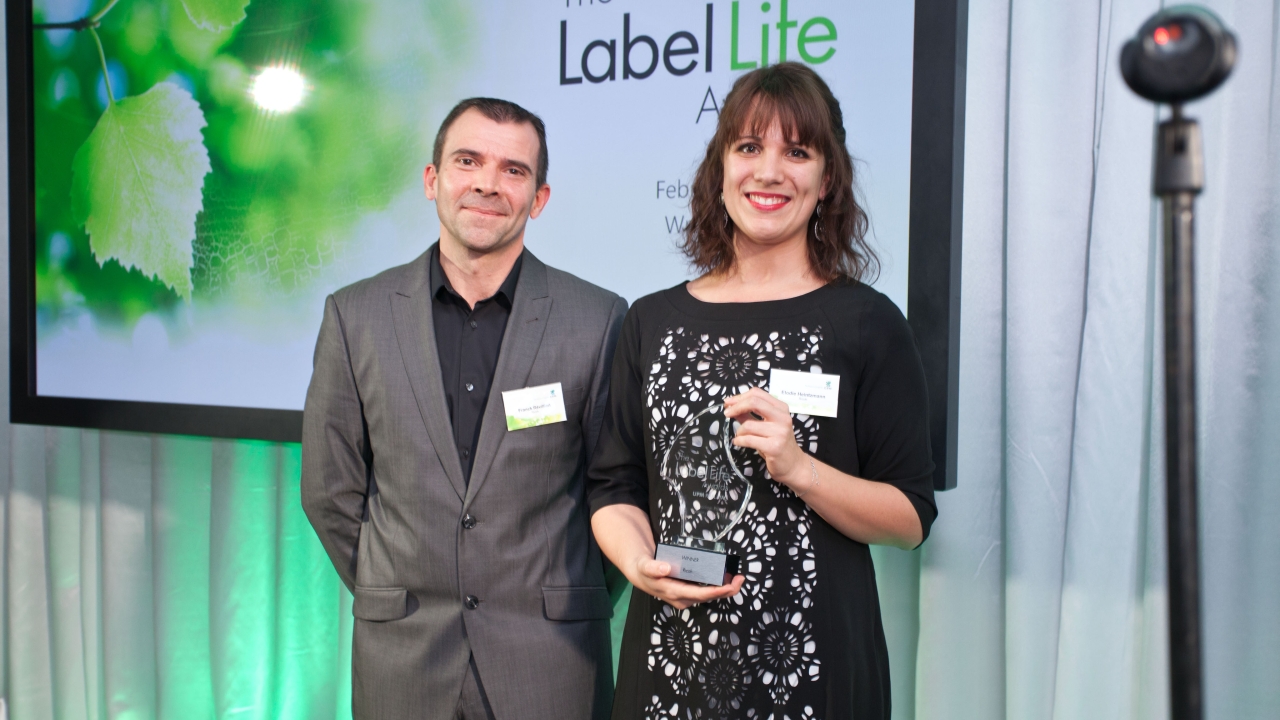 Franck Revillion and Elodie Heintzmann from Ricoh Industrie France claim the inaugural UPM Raflatac Label Life Award
