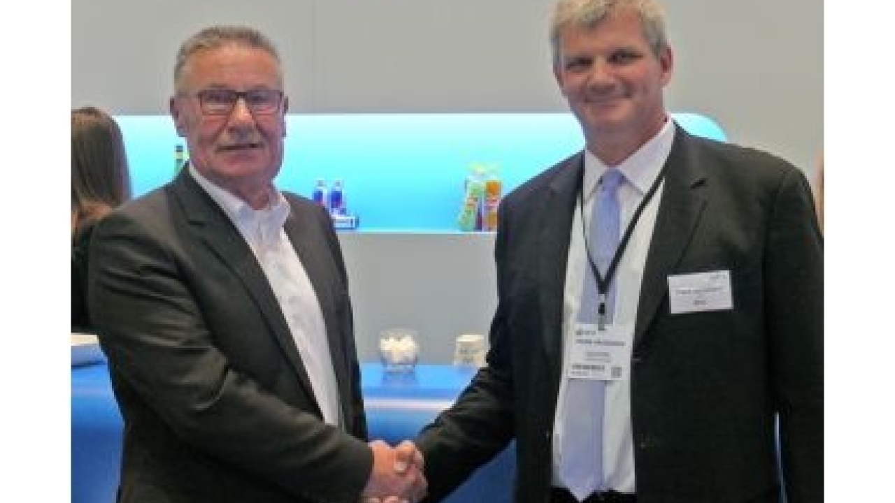 Josef Thor (left), Matho CEO, and Frank Hasselberg (right), Gallus Sales Manager USA, after the signing of the agreement at Labelexpo Europe 2015 in Brussels