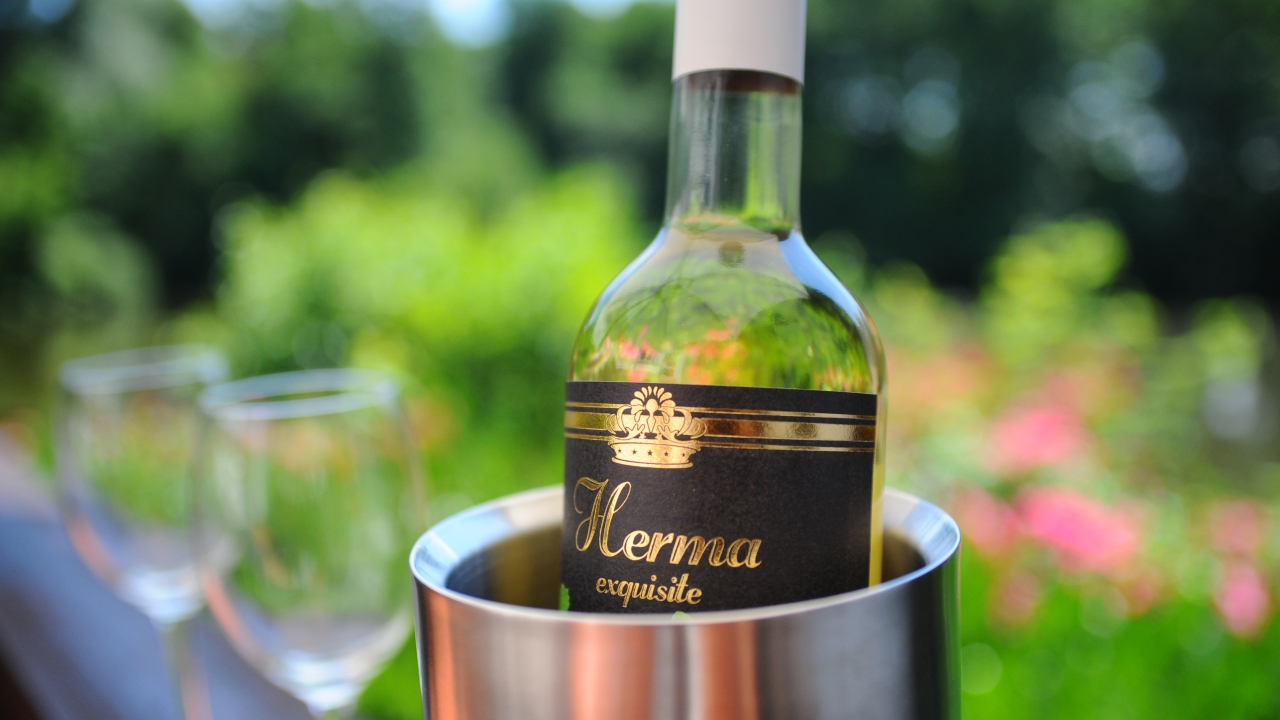 New Herma textured papers are ideally suited for the labeling of wine and sparkling wine bottles