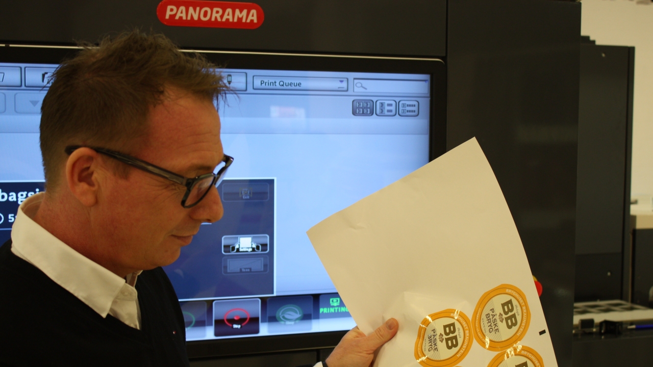 Ikonprint CEO Thomas Nielsen inspects the Braunstein beer labels printed on the company's Nilpeter Panorama