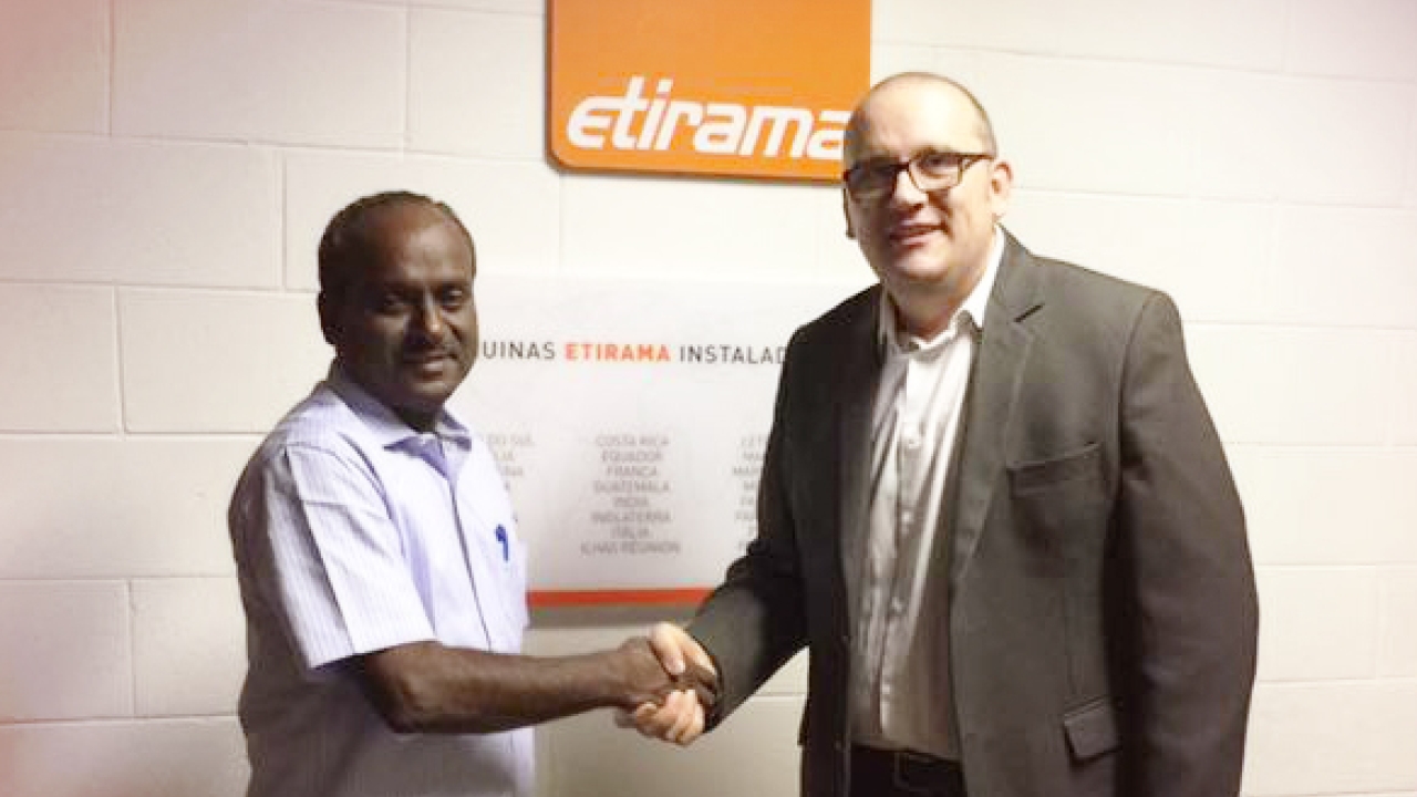Ronnie Schröter, director of Etirama (right) shaking hands with Rajapandian, owner of Sree Labeltech, India at the Etirama factory in Brazil