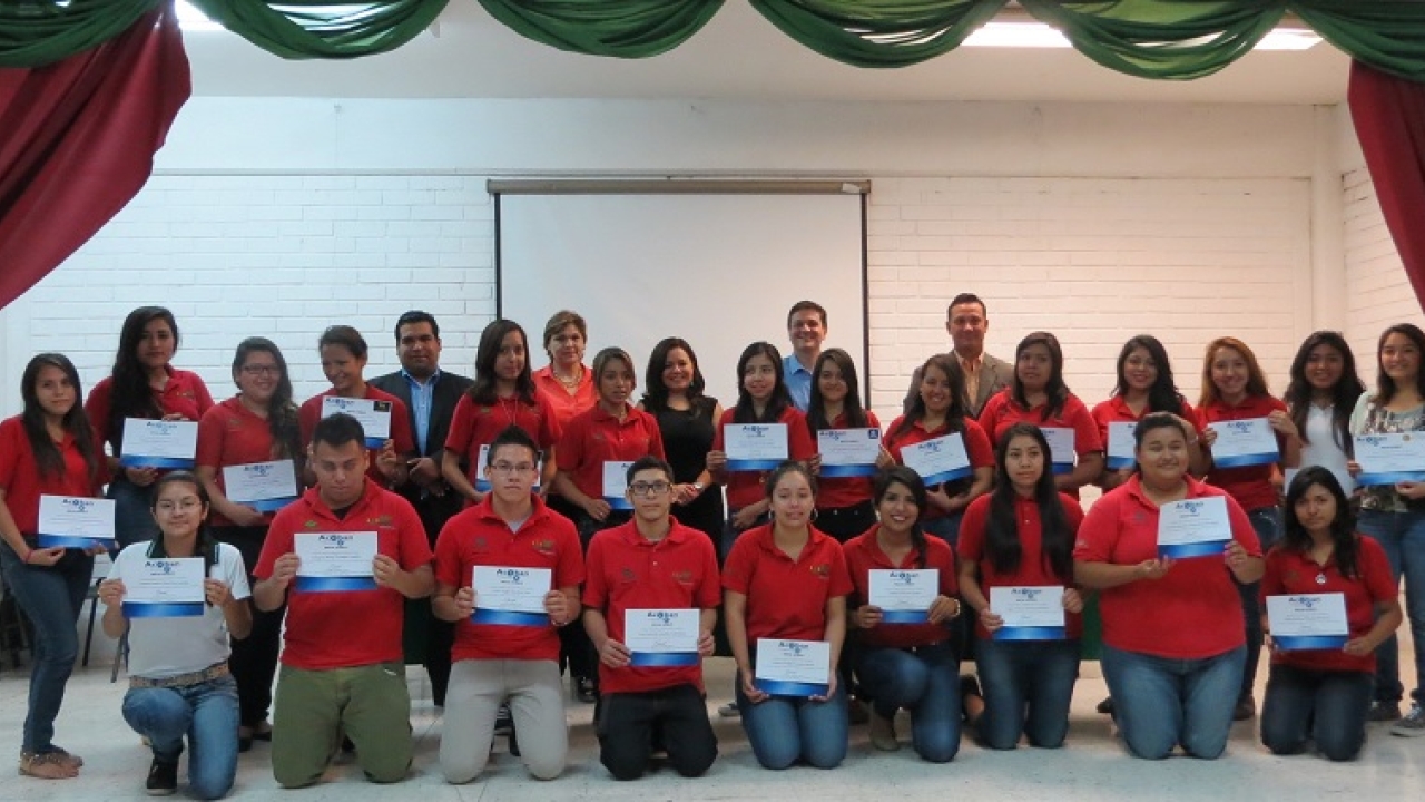 Acoban presented 30 scholarships to graphic arts students at the Mexican association’s workshop located at the Conalep technical university in Monterrey