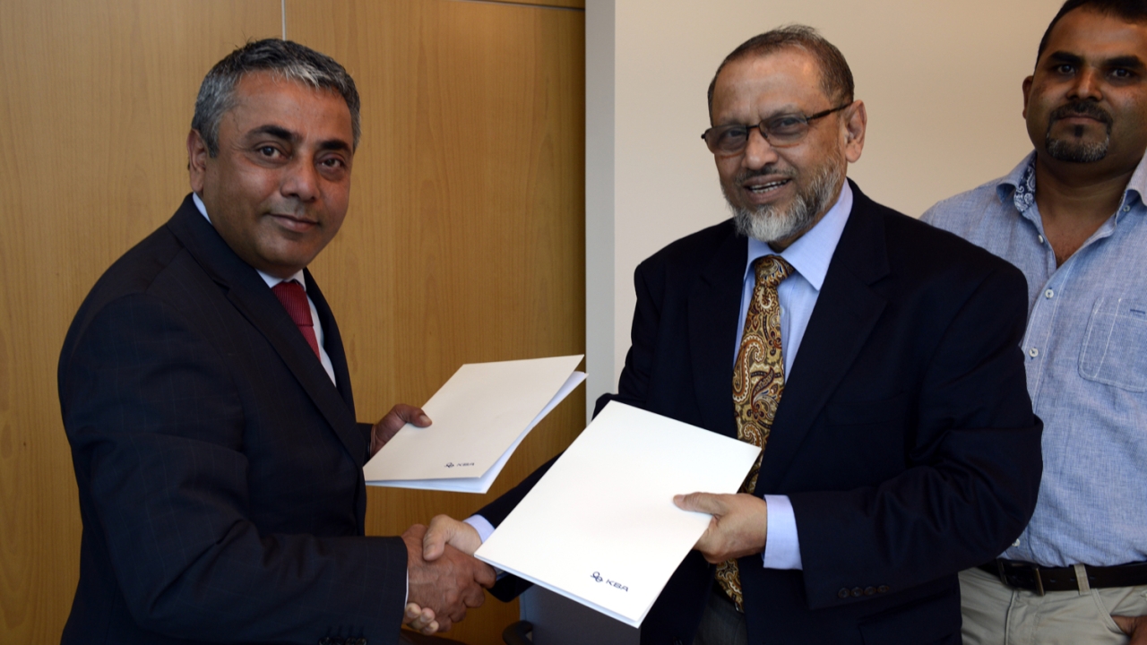 Shibbir Mahmud (right), chairman of the Swiss Tex Group, and KBA sales manager Bhupinder Sethi (left) confirm the order for a 6-colour KBA Rapida 105