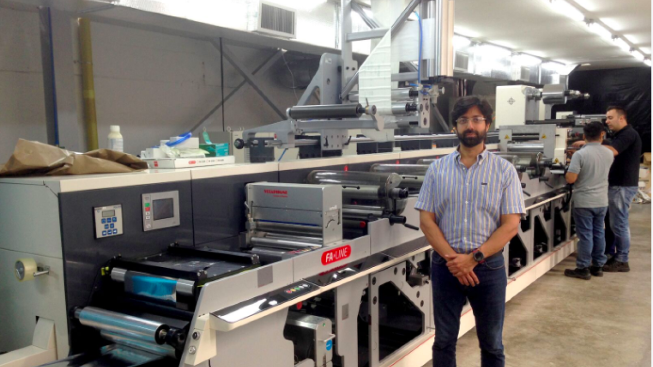 Rafael Salcedo with the Nilpeter FA-4, the first press of its kind in Colombia