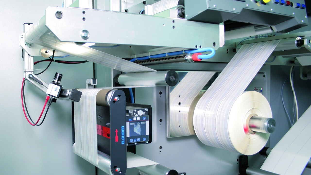 Erhardt+Leimer’s ELCAM Pattern Guiding System and an ELGUIDER web guider in a ‘Cut-to-mark’ application Erhardt+Leimer’s ELCAM Pattern Guiding System and an ELGUIDER web guider in a ‘Cut-to-mark’ application