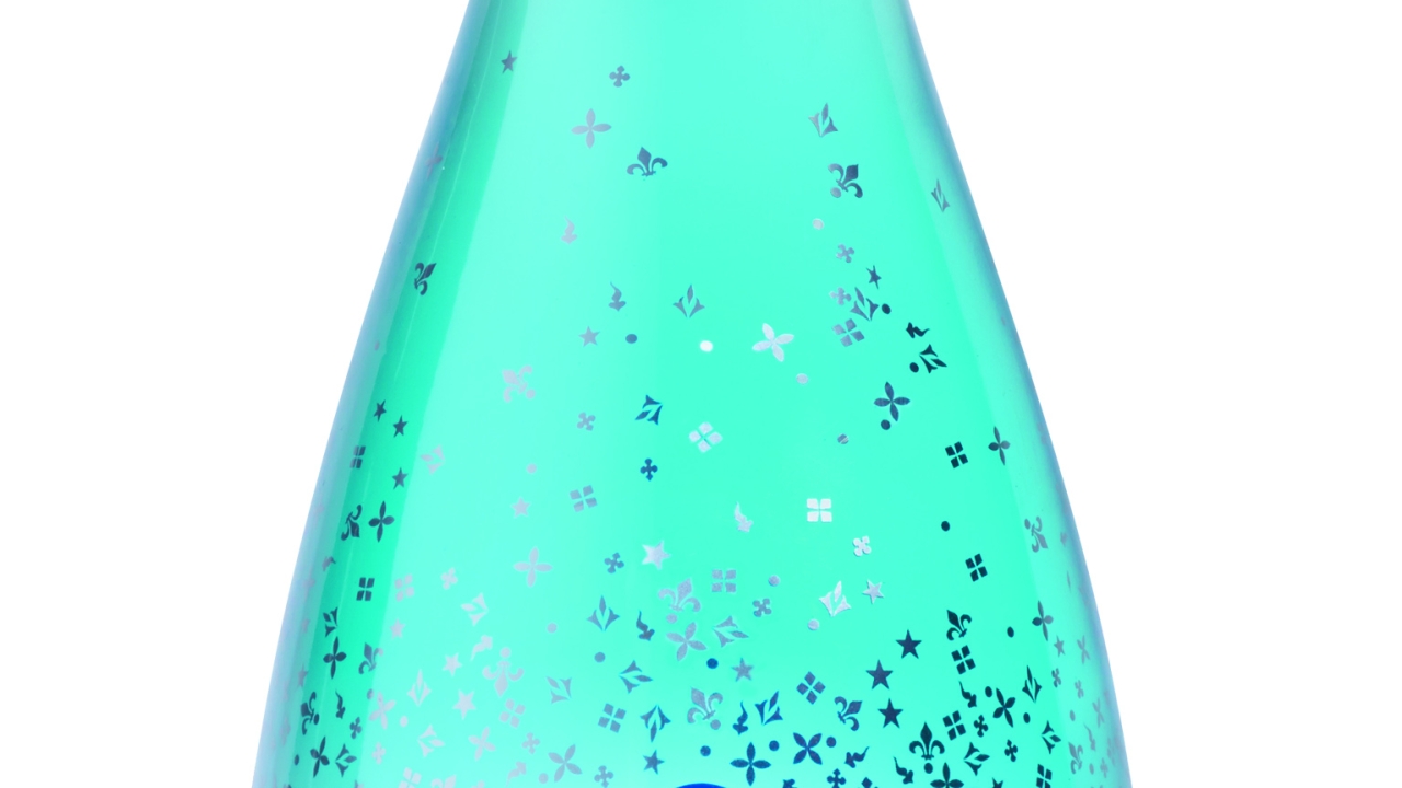 The technically-challenging sleeve design features an opaque white base to provide a strong background for the Hpnotiq Sparkle branding against the blue drink