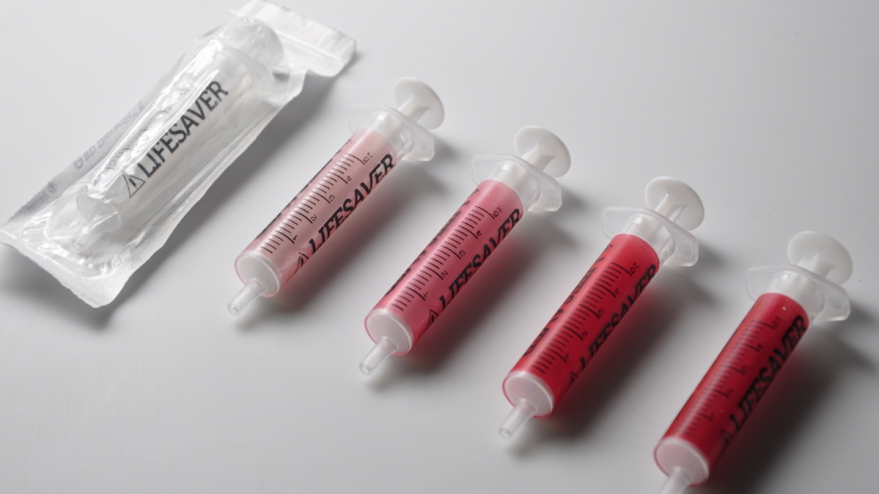 A color-changing label affixed to the syringe turns bright red to indicate if it has been used