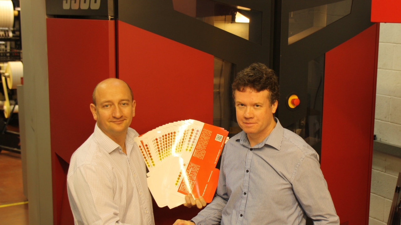 (L-R) Adrian Steele, Mercian Labels and Duncan Robinson, Pillbox Design with one of the early digitally printed carton jobs from the Xeikon 3300 (L-R) Adrian Steele, Mercian Labels and Duncan Robinson, Pillbox Design with one of the early digitally printed carton jobs from the Xeikon 3300