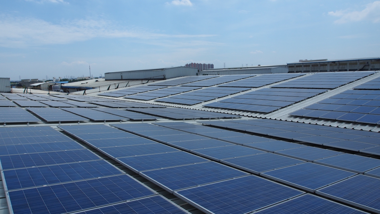10,000 individual solar panels have been installed on roof of the Gold HongYe Mill in Suzou, China