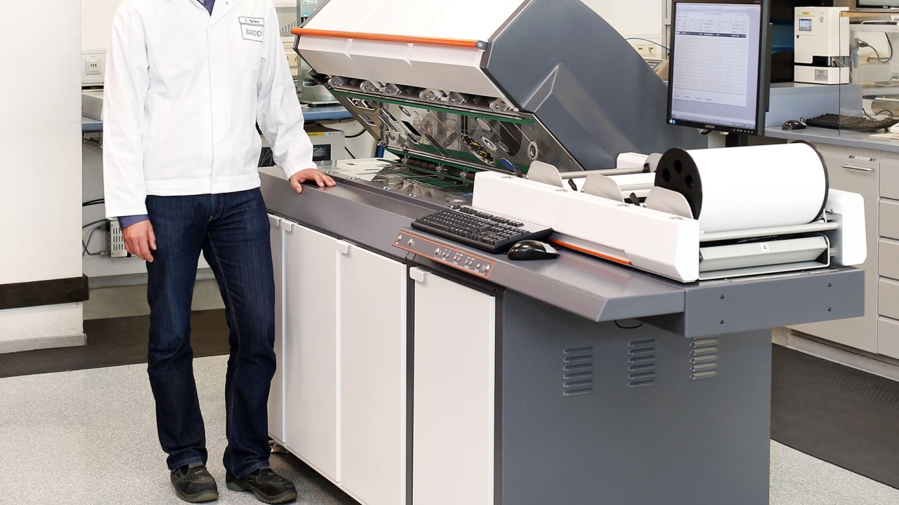 The Paper Lab replaces the previously used test line in the climate lab, and offers state-of-the-art technology and a broader weight measuring range (18-400g/sq m)