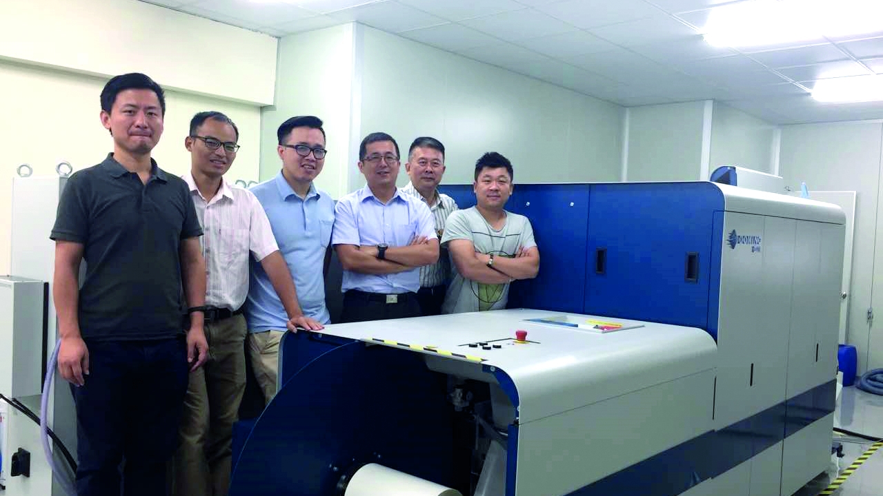 The Fengpeng team with the Domino N610i inkjet press