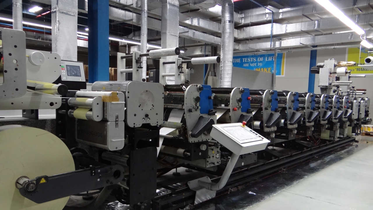 The Gallus ECS 340 eight-color UV flexo press at Kimoha