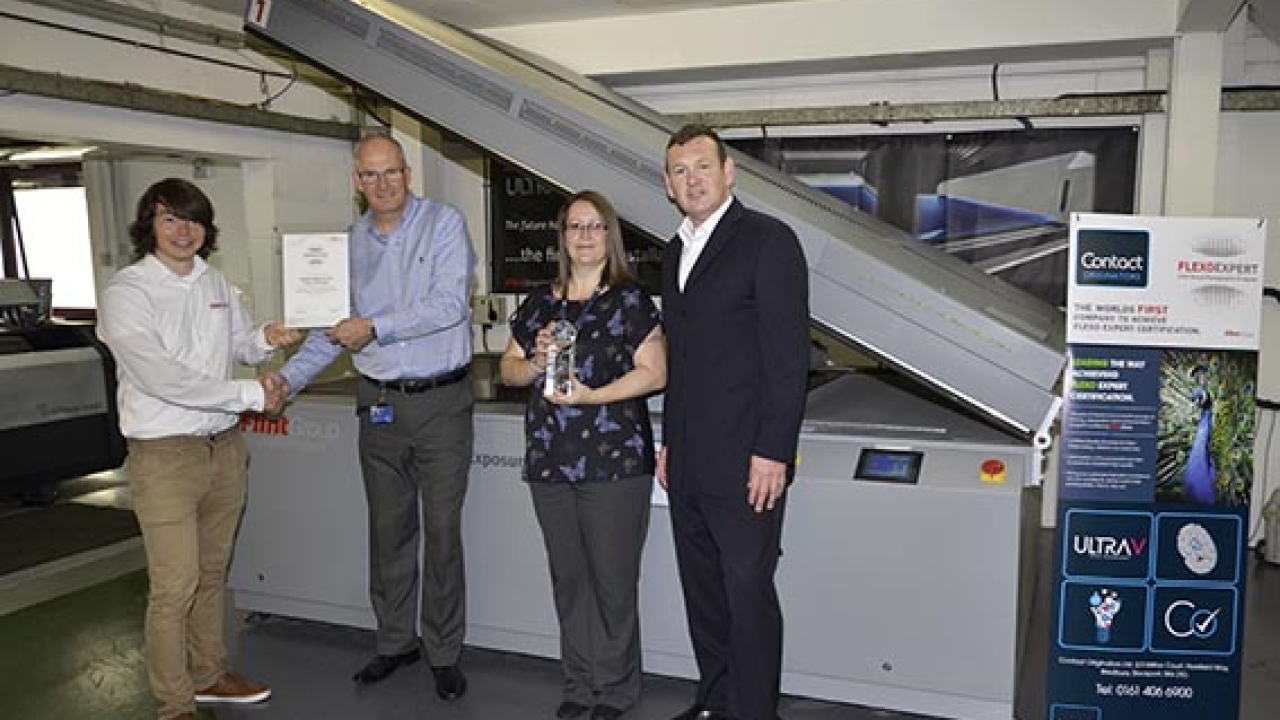 Neil Jones and Joanne Grundy (both Contact Originators) together with Flint Group‘s Rico Hagedorn (left) and Richard Breakspeare (right) are pleased with the certificate.
