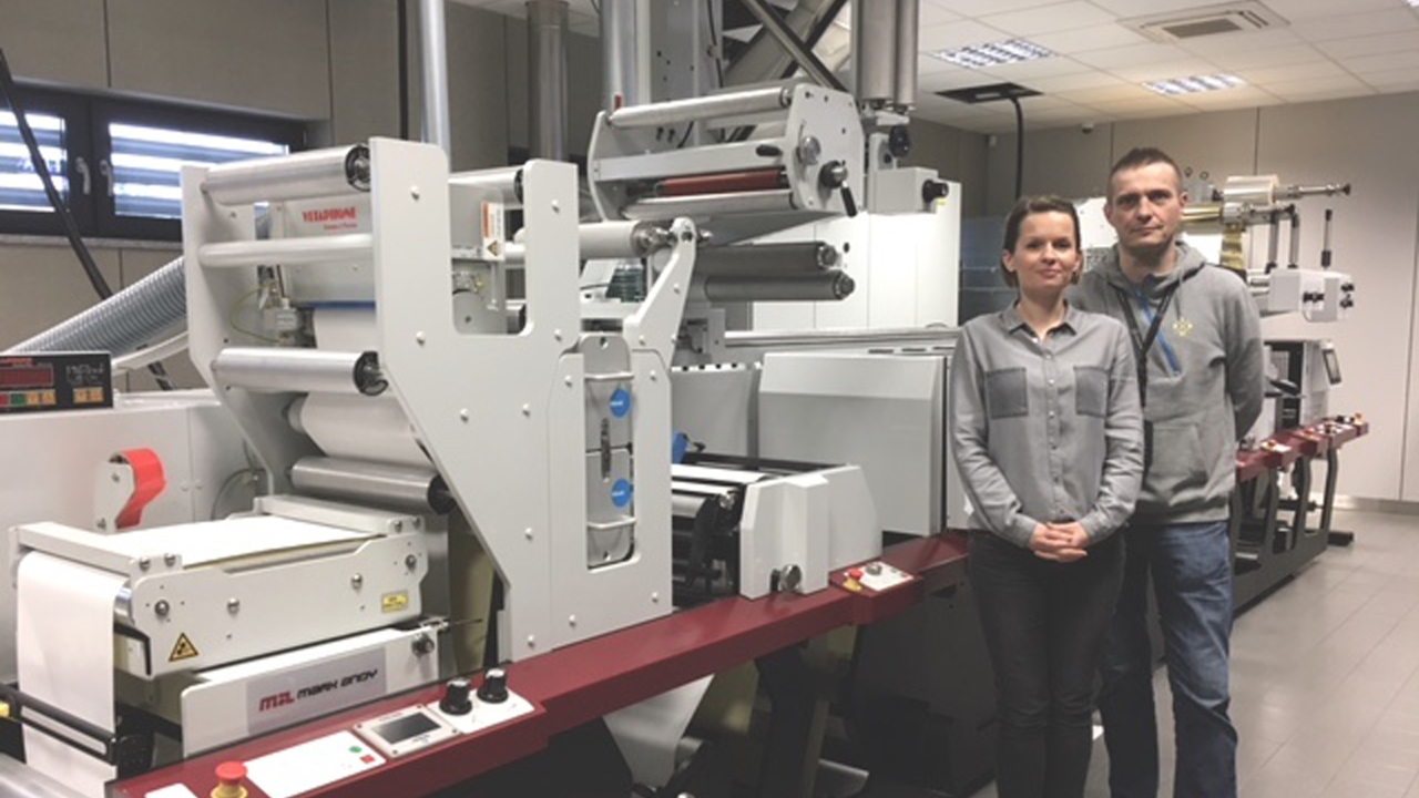 Monika Stefanska, owner, and Jaroslaw Lewandowski, production manager, of Arti-Bau in front of the Mark Andy Digital Series hybrid press, the first of its kind installed in Europe 