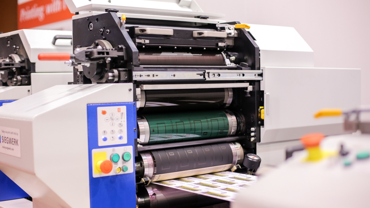 The Aniflo inking unit on the Viva press, designed by Codimag and combining offset quality, flexo simplicity and digital flexibility, allows label converters to print on almost all commonly used narrow web substrates