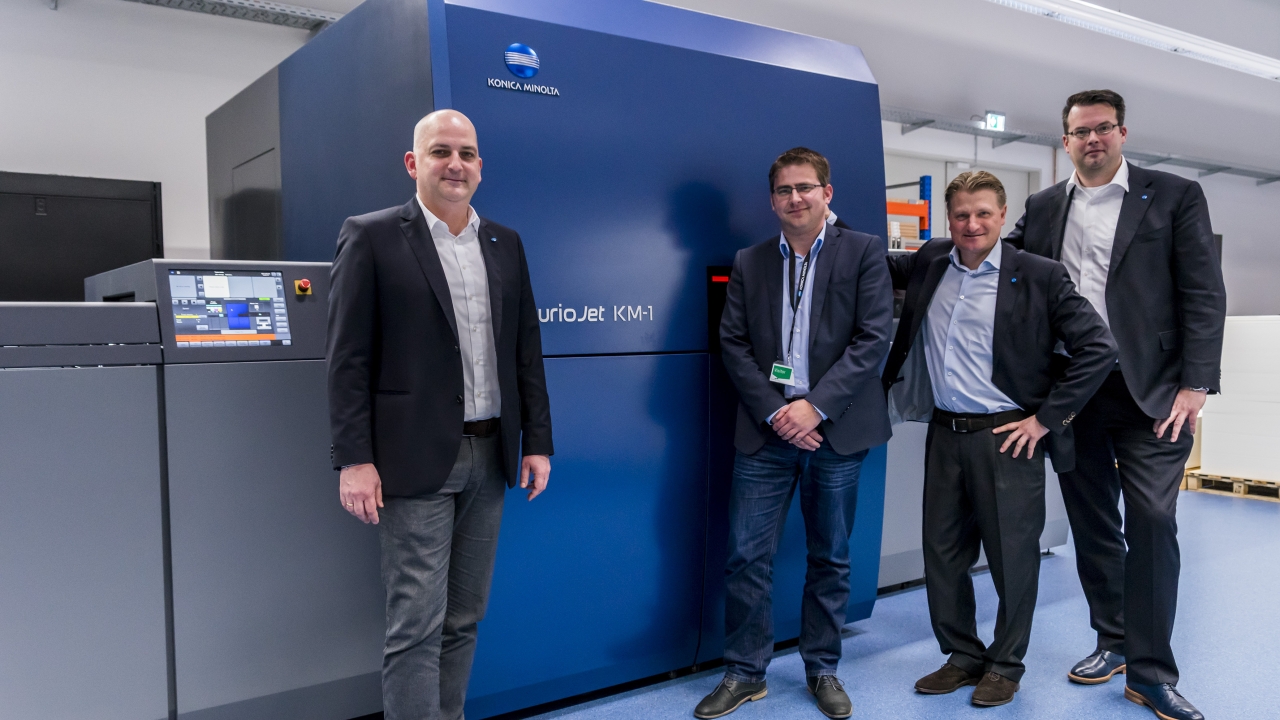 Pictured: Daniel Baier of Rehms Druck (second, right), with Christian Rittmoeller (far left), Markus Neumann and Thorsten Kinnen (far right) of Konica Minolta in front of Rehms Druck’s AccurioJet KM-1 Pictured: Daniel Baier of Rehms Druck (second, right), with Christian Rittmoeller (far left), Markus Neumann and Thorsten Kinnen (far right) of Konica Minolta in front of Rehms Druck’s AccurioJet KM-1