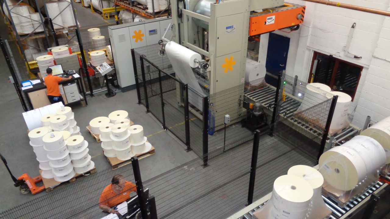 The new automated packing machine produces 50 to 60 ready-to-ship pallets with rolls of self-adhesive materials an hour