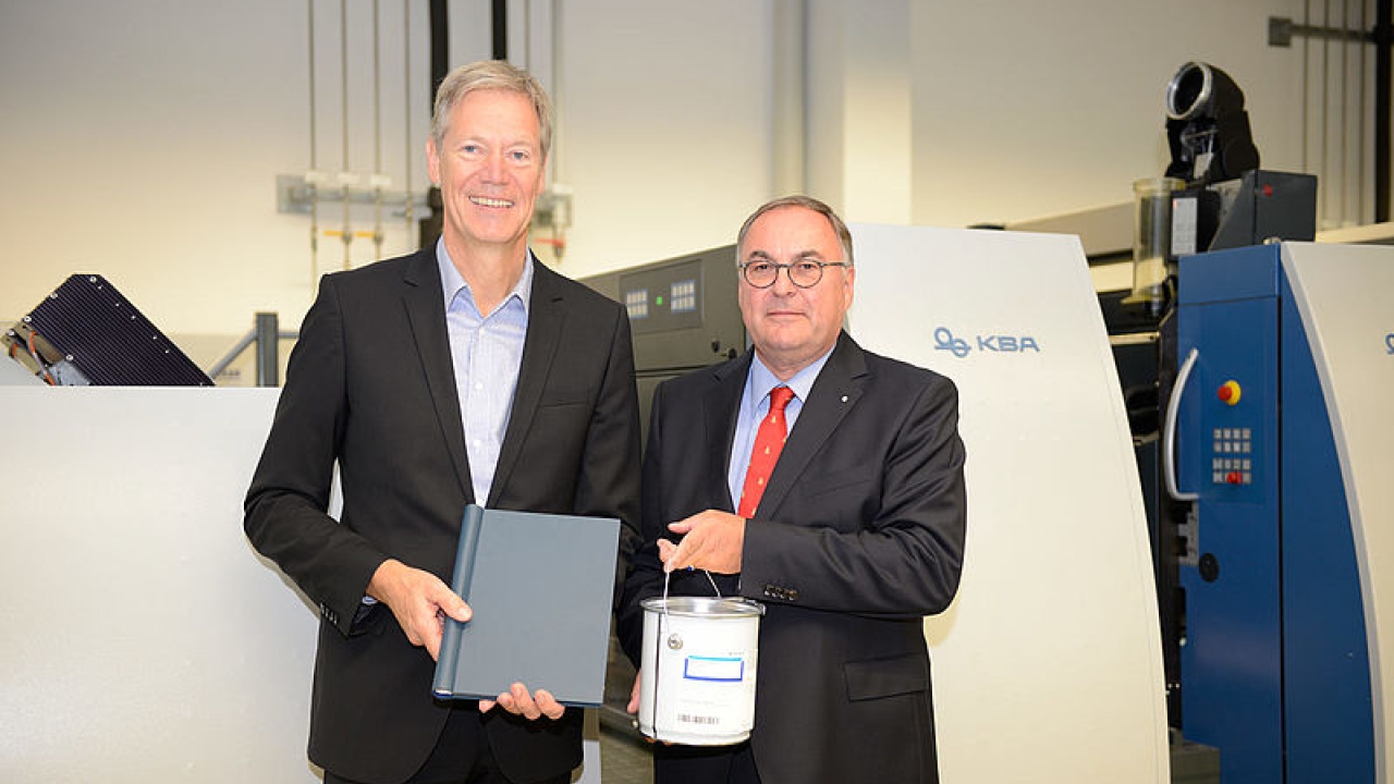 Ralf Sammeck, CEO of KBA-Sheetfed Solutions (left), and Jörg Eck (right), managing director of Actega Terra, after signing the cooperation agreement Ralf Sammeck, CEO of KBA-Sheetfed Solutions (left), and Jörg Eck (right), managing director of Actega Terra, after signing the cooperation agreement