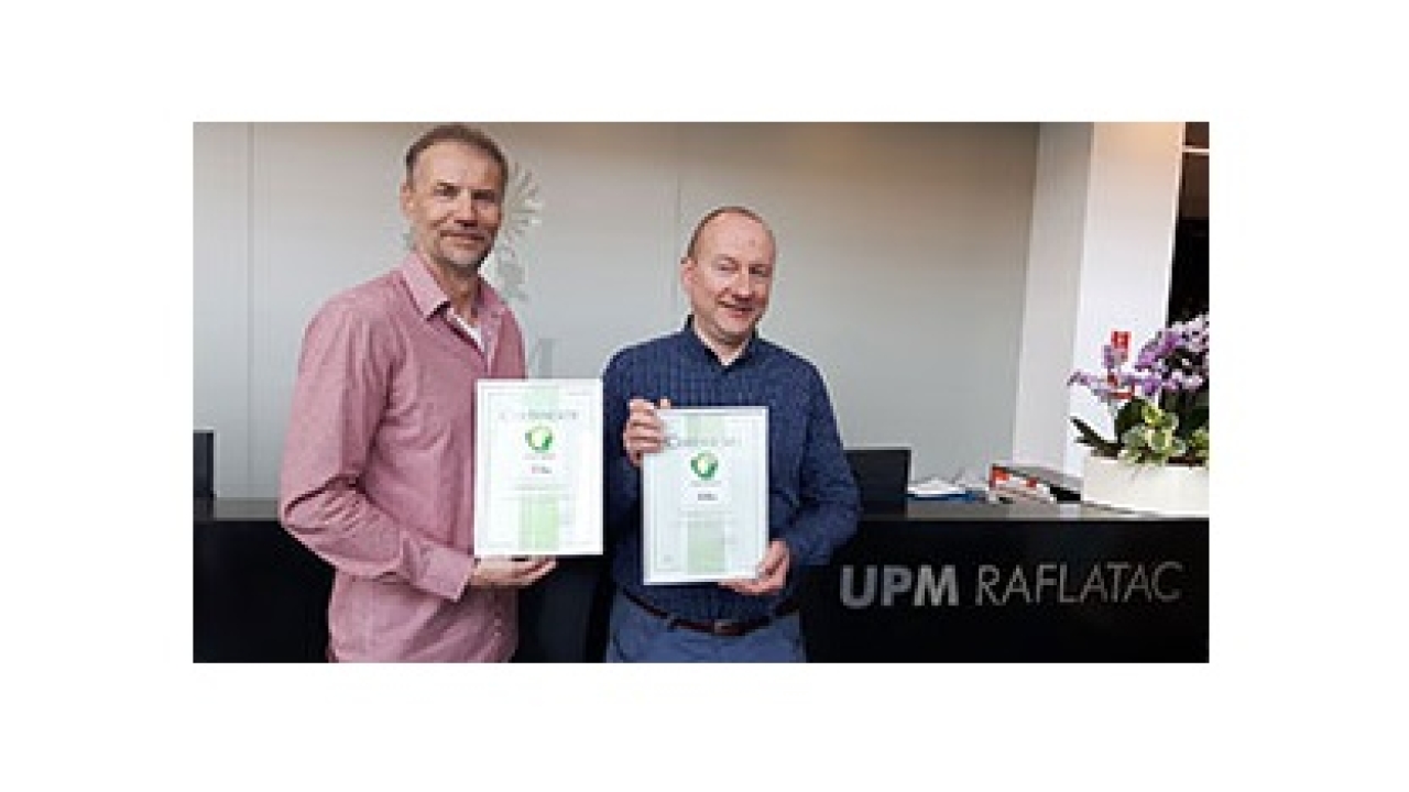 Krzysztof Minta (left) and RyszardKrzysztof Minta (left) and Ryszard Reźniczek (right) holding the UPM Raflatac Wroclaw Green Energy certificates Reźniczek (right) holding the UPM Raflatac Wroclaw Green Energy certificates-web.jpg (22.34 KB)