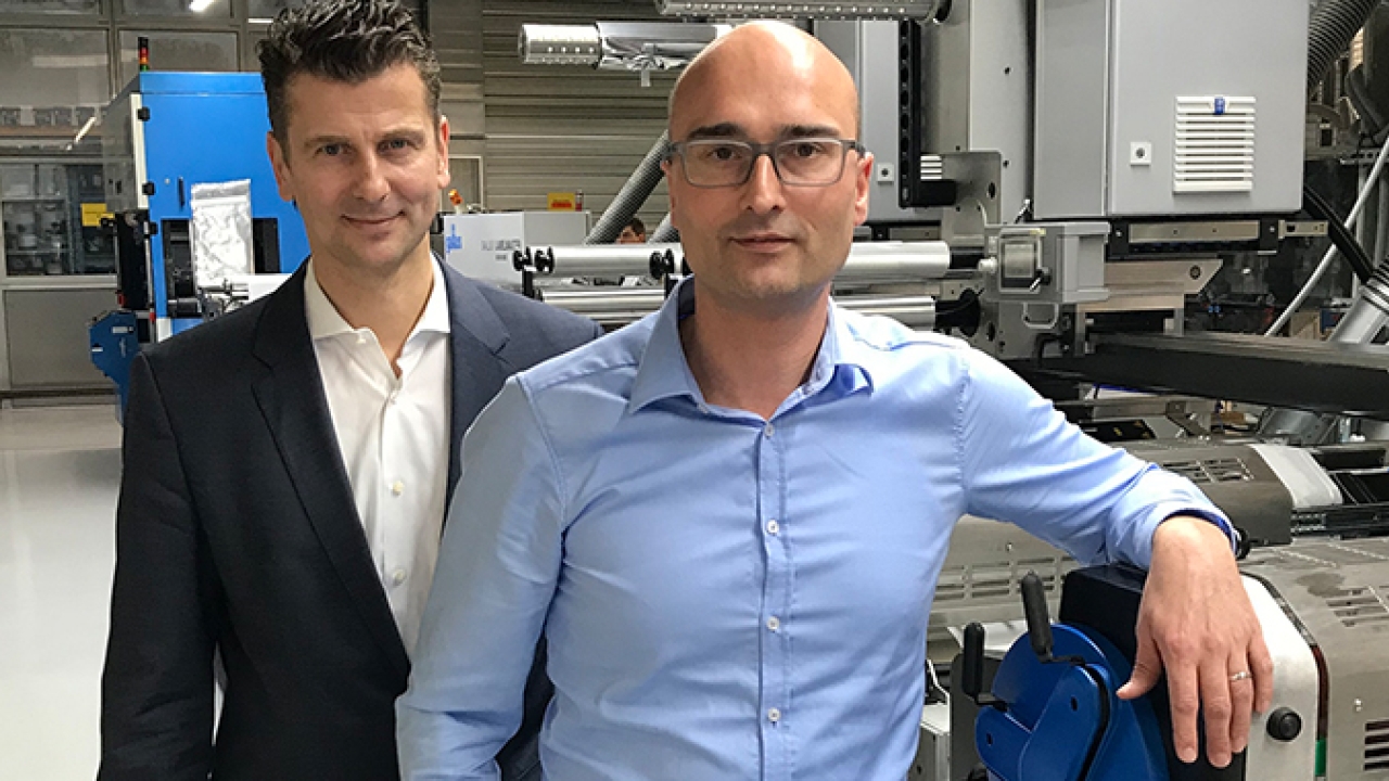 From left to right: Michael Koch (Gallus) with Matthias Michel (All4Labels, Lübbecke) in front of the new Gallus Labelmaster Advanced From left to right: Michael Koch (Gallus) with Matthias Michel (All4Labels, Lübbecke) in front of the new Gallus Labelmaster Advanced