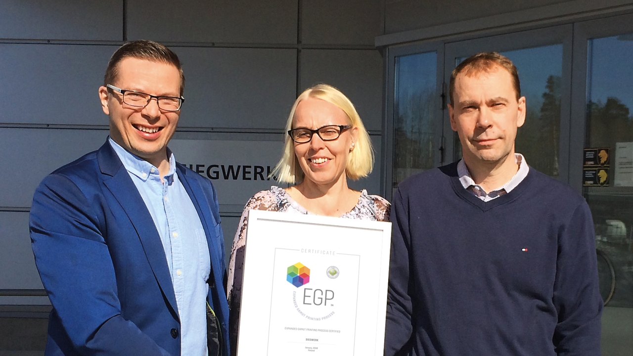 Pictured (from left): Tomi Havia from Marvaco awarding Satu Autio and Jukka Tervakoski from Siegwerk with the EGP certificate