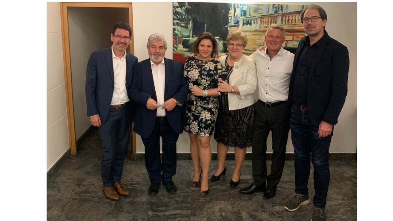 Dr. Michael Faller (Faller Packaging), Dr. János Karancsi, Dr. Lila Karancsi, Dr. Erika Karancsi (Pharma Print), Dr. Marcus Szukalski (Faller Packaging), Tilmann Wild (Faller Packaging) Dr. Michael Faller (Faller Packaging), Dr. János Karancsi, Dr. Lila Karancsi, Dr. Erika Karancsi (Pharma Print), Dr. Marcus Szukalski (Faller Packaging), Tilmann Wild (Faller Packaging)