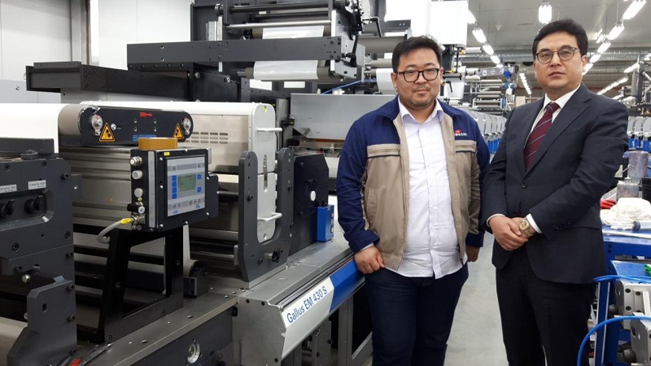 Sunghwan Jang (left), vice president at Fine Webtech Label Solution System, which has already installed its fourth machine from Gallus this year